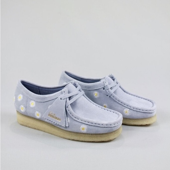 Clark’s Wallabee Cloud Grey Daisy EMBROIDERED Moccasin Lace Up Shoe - Picture 2 of 9